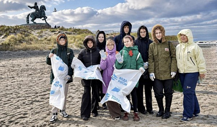 В Балтийске прошла флагманская акция «Вода России»: волонтёры очистили побережье во время экопробежки